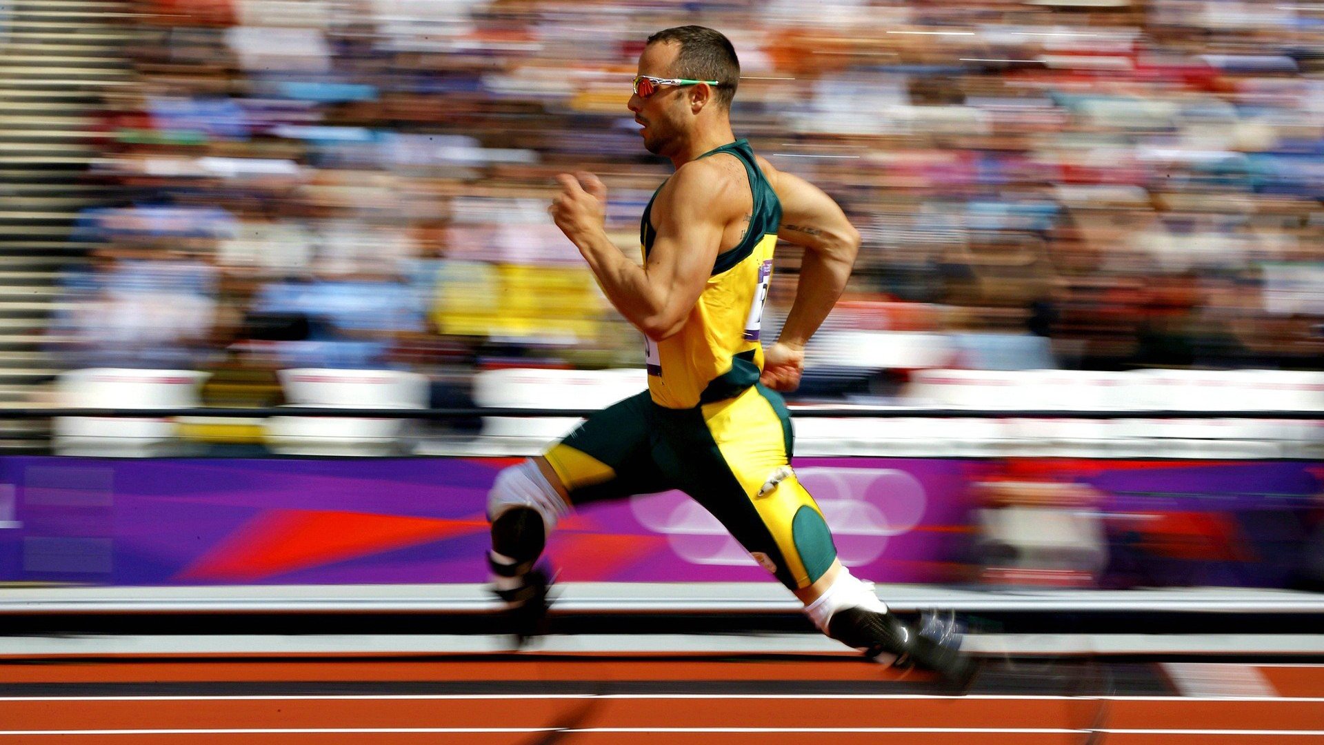 多平台转播提升橄榄球影响力,橄榄球传球的动作视频